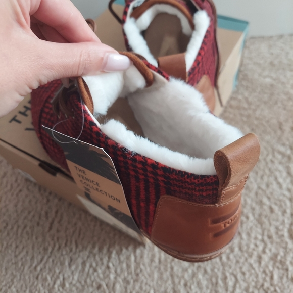 Toms - Picture 2 of 5